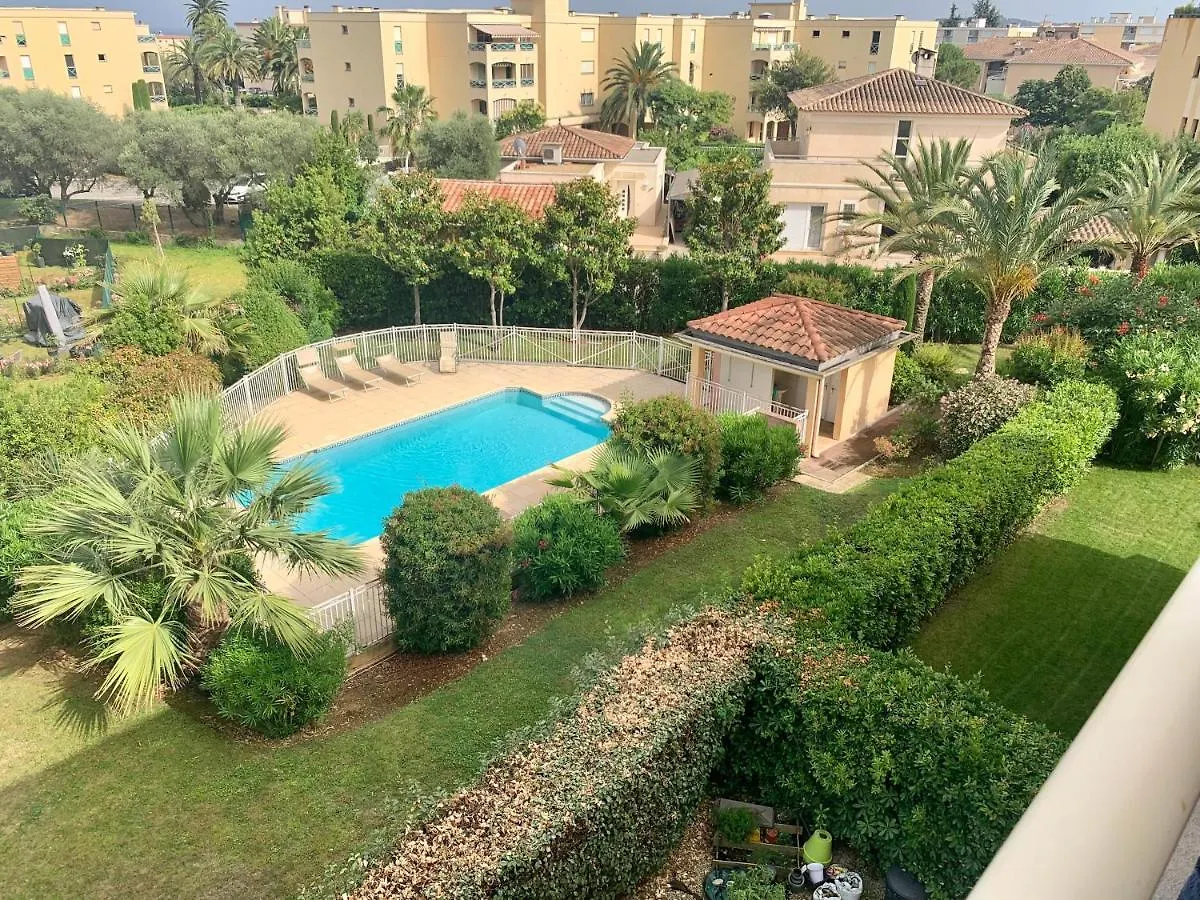 Joli 2P Climatise Dans Residence Calme Et Securisee Avec Piscine Antibes