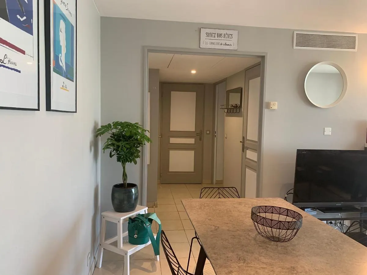 Joli 2P Climatise Dans Residence Calme Et Securisee Avec Piscine Antibes