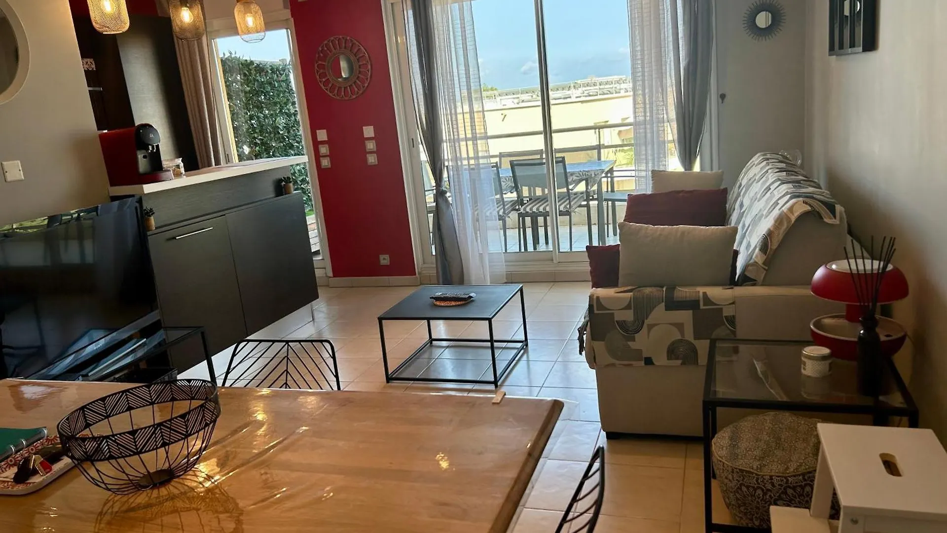 Joli 2P Climatise Dans Residence Calme Et Securisee Avec Piscine Antibes France