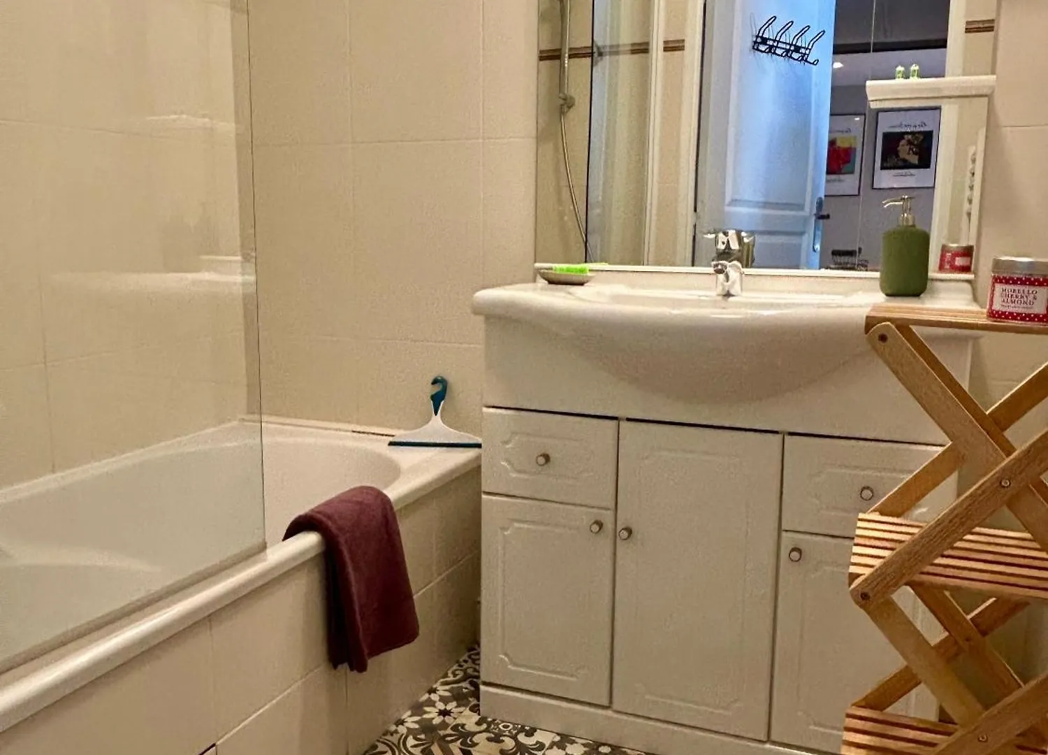 Joli 2P Climatise Dans Residence Calme Et Securisee Avec Piscine Antibes